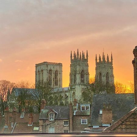 Churchill Two Bedroom Apartments With Free Parking And The Minster View York Exterior foto