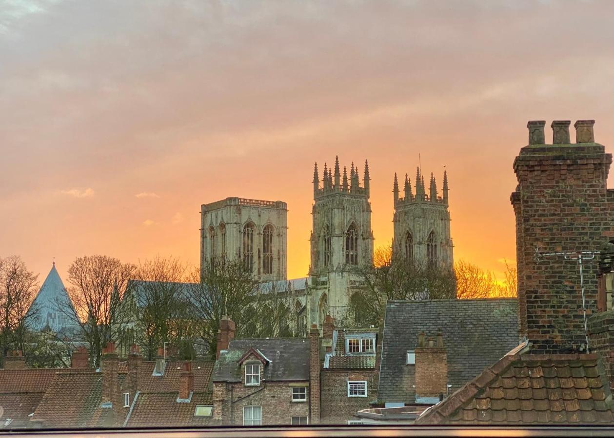 Churchill Two Bedroom Apartments With Free Parking And The Minster View York Exterior foto